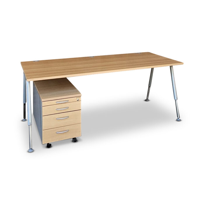 gebrauchte Schreibtische der Marke Planmöbel. Normal gebrauchter Zustand 2