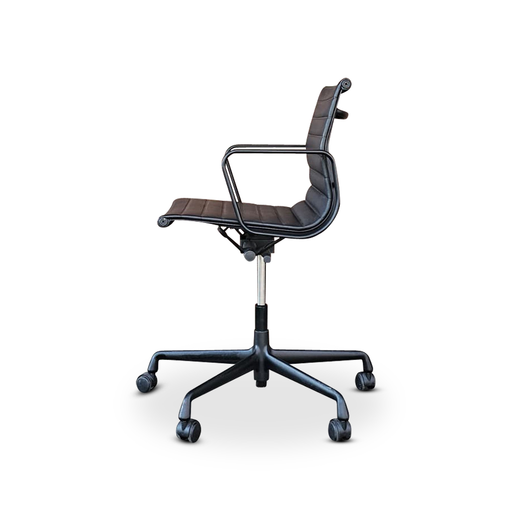 gebrauchte Drehstühle der Marke Vitra, Modell Alu Chair EA 118 2